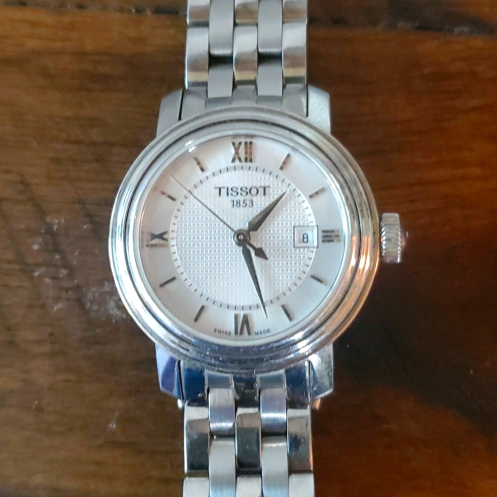 Beautiful ladies Tissot stainless steel watch in great condition!